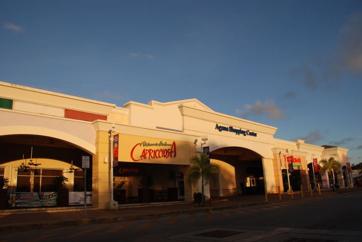 位於亞加納區的Agana Shopping Center亞加納購物中心。
