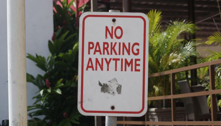 關島停車格皆可免費停車，但如果看到此標示，切忌停在此處喔。