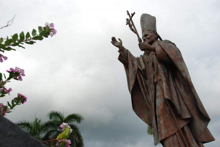 位於西班牙廣場前有一座天主教若望保祿二世的教宗紀念像 (Pope John Paul II Statue) 。