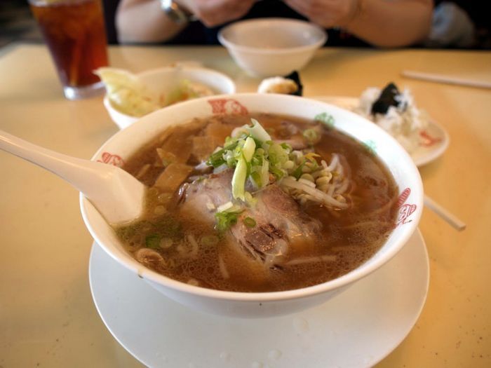 醬油拉麵(Soy Ramen) 鹹甜適中，湯頭十分爽口！