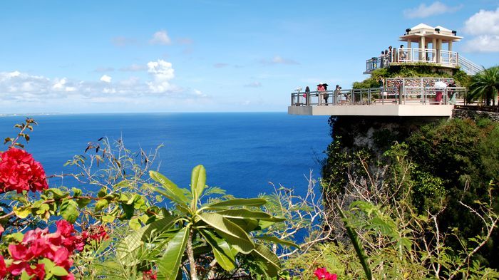 戀人岬擁有座落山岬上的展望台，可以觀賞菲律賓海及杜夢灣的全景視野。