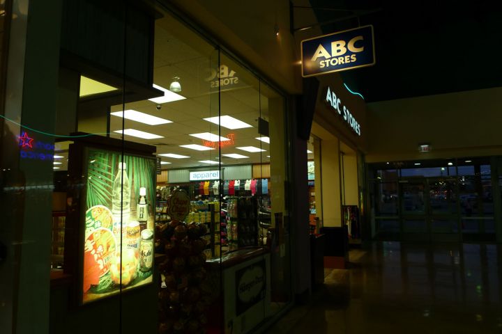 有些商場內會有ABC Store。