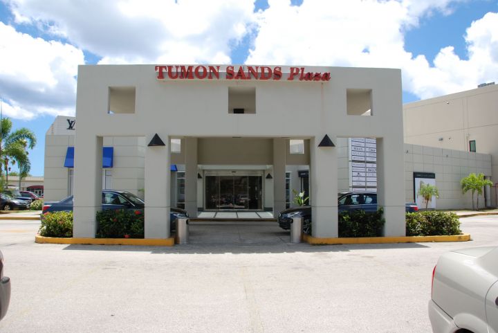 如果你要找頂級精品，那請到杜夢沙購物廣場 Tumon Sands Plaza。