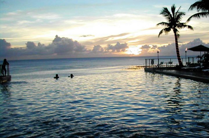 海天一線游泳池，日落時分浪漫無敵。