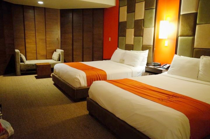 房間大量原木色調點綴，配上海島色彩，營造高級氣氛。