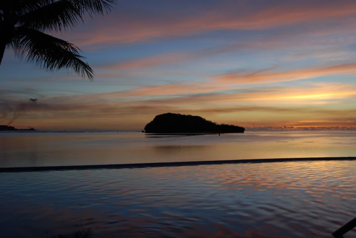 沙灘旁的阿露貝小島又稱鯨魚島，可徒步前往。