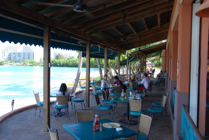 阿物覺得到海島旅遊每個人心中應該都有坐在海邊吃飯聽歌的悠閒畫面。