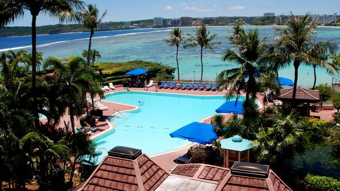 飯店內擁有三座泳池跟滑水道，水上設施豐富。