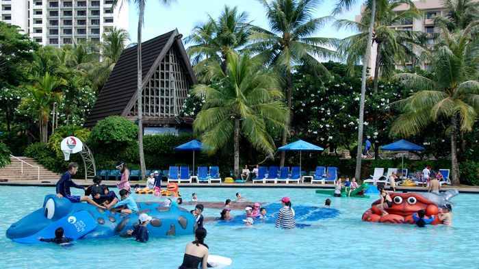 兒童專屬滑水道與泳池，親子最佳遊樂設施。