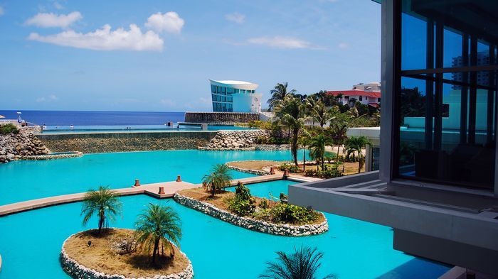 海天一線的泳池是飯店招牌設施。