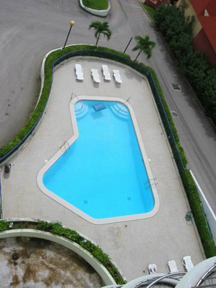 飯店泳池。