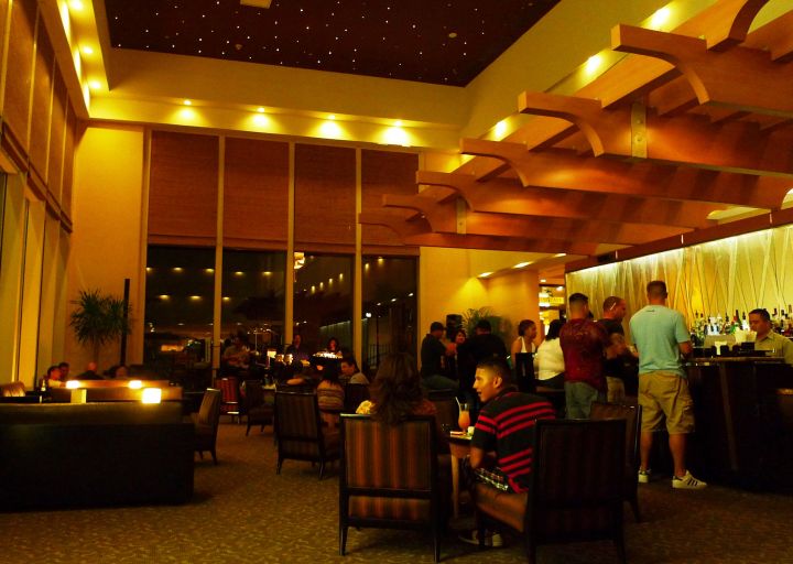 位於杜夢灣中心點Outrigger飯店大廳的Palm Cafe白天可吃早餐，晚餐可吃牛排，到了夜晚則是一個聽歌放鬆的好地方。