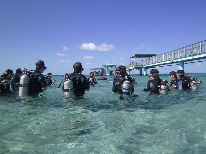 潛下水之前，教練還會帶著大家練習水中的呼吸方式與下水後注意事項。