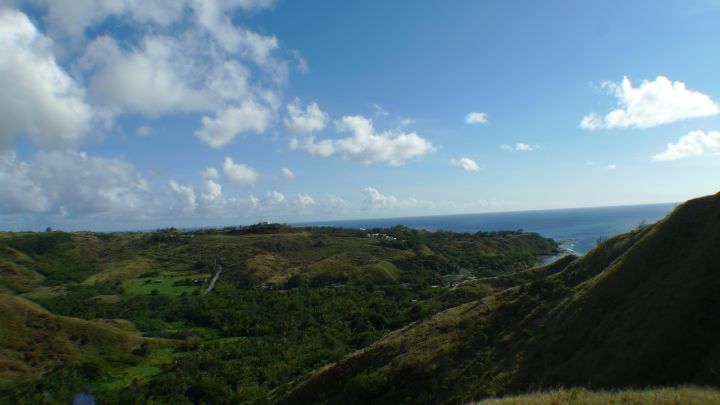 大片翠綠丘陵遠眺無敵海景，開車環島別忘了來這拍拍照喔！