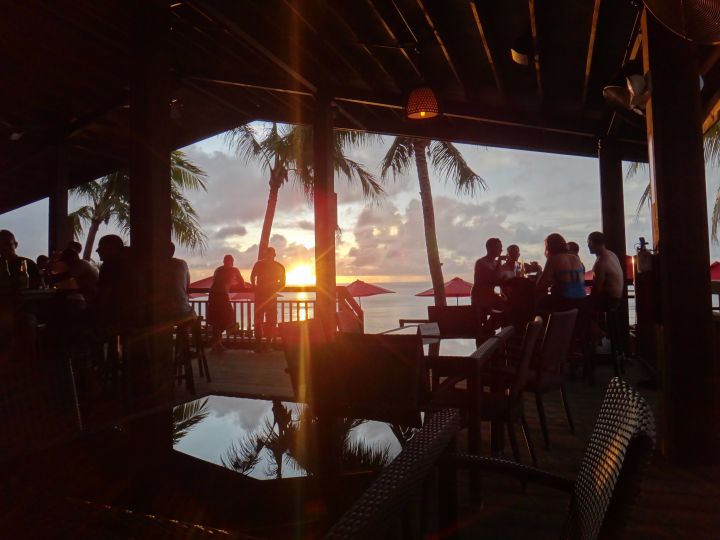 在The Beach提供的沙灘躺椅上曬太陽小酌兩杯並等候日落時刻。