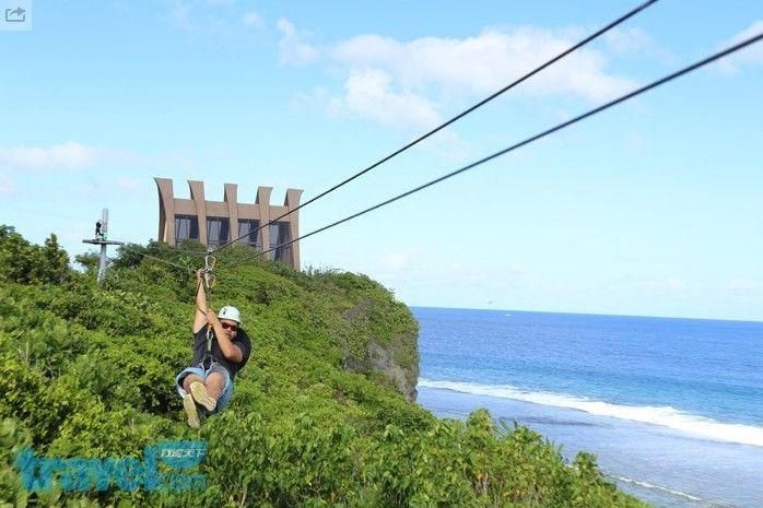 在關島想嘗試極限運動的人，不妨可以從高空滑索入門。（圖片來源/行遍天下）