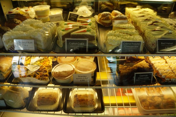 店內有多種甜點蛋糕，以及法式鹹派可供選擇。
