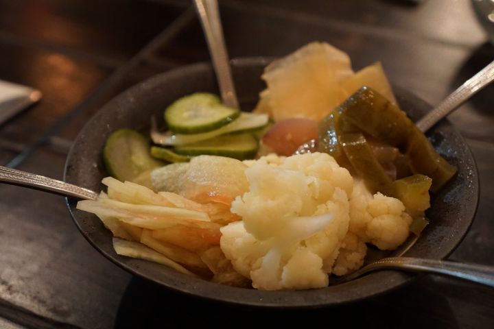 餐前小菜，酸酸甜甜的醃漬物，讓你的胃口大開。