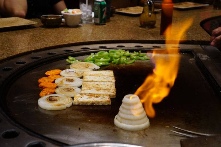 鐵板燒料理的份量滿多的，還有附贈生菜沙拉、熱湯和白飯。