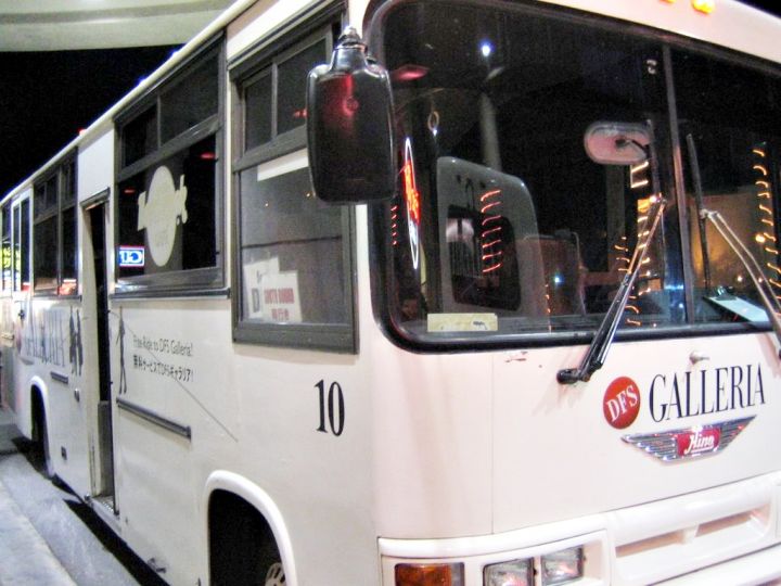 DFS除了提供免稅精品外，亦提供免費接送巴士。