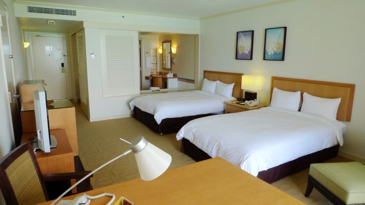 房間寬敞舒適，海島風格設計。