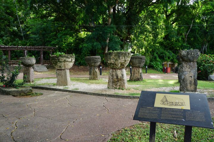 拉堤石公園(Latte StonePark)內有8根拉堤石柱，從關島南部的Mepo村搬移過來。