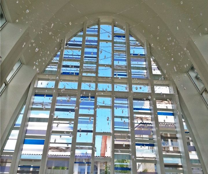 天井上用1200多顆施華洛士奇水晶做成的吊飾，在陽光的照射下閃爍。