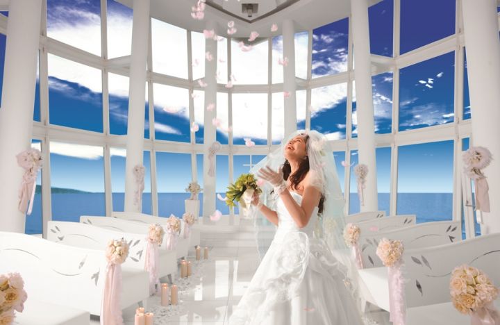透亮的玻璃將藍天白雲融入整個婚禮中。