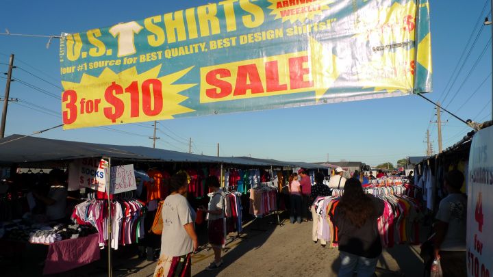 每逢週六、日在迪迪多區(Dededo)當地居民會舉辦一個盛大的跳蚤市場「迪迪多早市」。