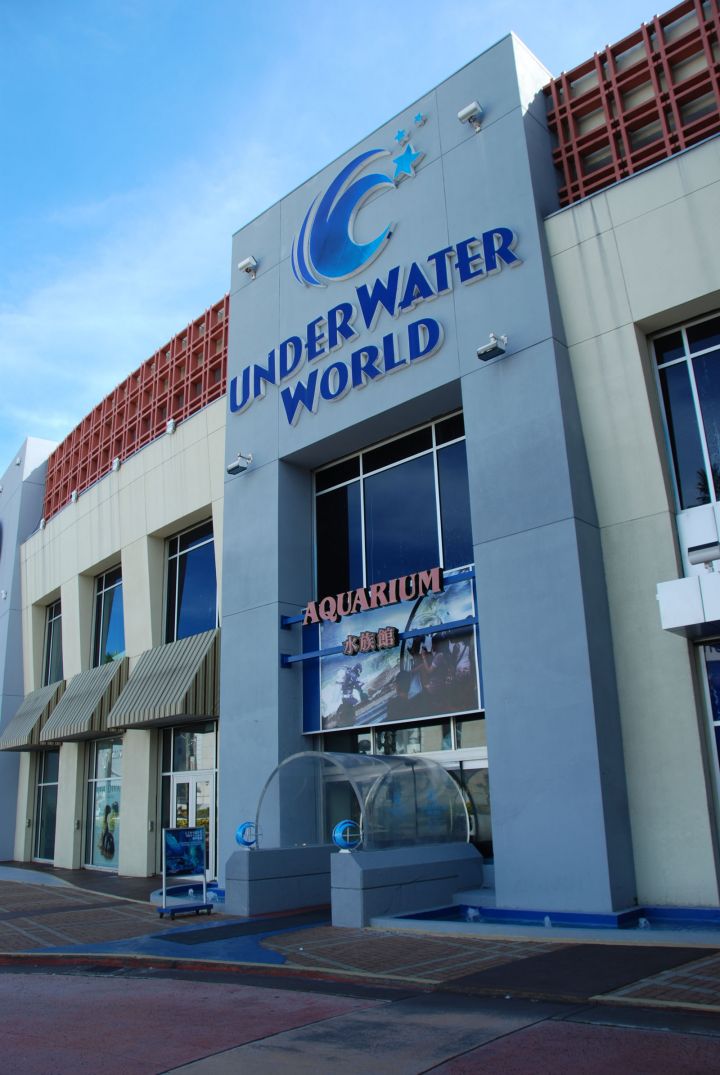 關島海底世界水族館Under Water World是世界上最長的水族館。